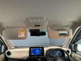 運転席のサンバイザーにはバニティーミラーも付いています。身だしなみチェックには欠かせません。