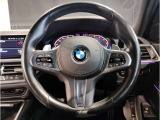 BMWのステアリングはドライバーと車体が一体感に感じれるような操作性を実現しております。また、握りやすさや操作性を向上するためにスイッチ類も配置されております。