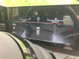 速度や航続可能距離などの情報が画面にまとまり、運転に必要な表示を確認しやすいメーターです。文字やアイコンが見やすく、日々の運転をサポートします。