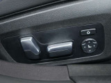 身体をしっかり支えながら長時間のドライブでも快適に過ごせるBMWのシート。素材の質感やステッチ細部まで丁寧に仕上げられたデザインが室内に上質な雰囲気を齎します。乗る度に心地良さを感じられるシートです。