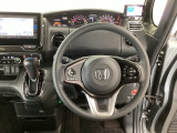 【ハンドル】運転にかかわる様々な操作を安全に行えるように視点移動が少なく操作性に配慮されたスイッチ類が凝縮されたコックピットです。