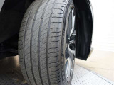 タイヤサイズは235/45R21となっております☆