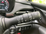 レバーに表示されたマークで各種操作を確認しやすく、運転中も手元で扱える実用的な装備です。照明に関する操作もひとまとまりになっており、状況に合わせて使い分けられます。日々の運転を支える身近な操作系です。