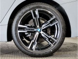 【BMWアロイホイル】軽量かつ強度に拘ったアロイホイル。走行性能ポテンシャルを引き出す設計。車の足元を引き締めてくれる大きなポイントはアロイホイルです。