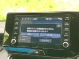 音楽や各種メニューを画面で確認しながら操作でき、電話登録の案内も表示されています。必要な項目を見つけやすく、日々の移動中も使いやすさに配慮された装備です。