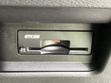 ETC車載器を備えており、対応する料金所をスムーズに通過したい方に便利です。高速道路の利用機会が多い方にも心強く、料金所での支払いの手間を軽減できます。