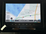 現在地周辺の道路や施設が地図上に表示され、縮尺や時刻も確認できます。目的地への経路確認や、慣れない場所へ出かける際の移動計画に役立つナビ画面です。