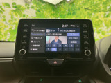 テレビ番組を選局して視聴でき、停車中の待ち時間にも映像を楽しめます。番組一覧やチャンネルが画面に表示されるため、見たい放送を確認しながら選びやすい装備です。