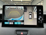 周囲の状況を画面で確認しながら駐車をサポート。複数のカメラ映像を切り替えて確認でき、狭い場所での取り回しや駐車時に役立つ便利な装備です。