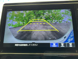 後方の様子を画面で確認でき、駐車時の周囲確認をサポートします。ガイド表示も目安にしながら車両後方を把握できるため、駐車場での切り返しやバック時に役立つ装備です。
