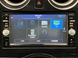 FM・AMやテレビ、Bluetoothなどのメニューが並び、使いたい音源を画面から選びやすい構成です。日々の移動中も、お好みに合わせた音楽や情報を楽しめます。