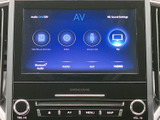音楽フォルダーやディスク、iPod/USB、ラジオなど、音源を画面から選べるオーディオです。Bluetooth AudioやAUXにも対応する表示があり、普段の音楽再生を手軽に楽しめます。