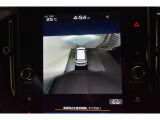 マルチビューモニターは、車両の前後左右に搭載された4つのカメラ映像を合成し、車両を真上から見ているような映像を11.6インチディスプレイに表示する機能です