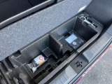 荷室下にはパンク修理剤などがあります