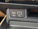 こちらのクルマはUSB接続コネクタも装備されています♪スマホの充電などにお使い下さい。ご旅行中での充電切れも、これなら心配いりませんね!