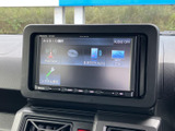 FM・AMやBluetooth Audio、テレビなどの選択項目が画面に並び、使いたい音源を確認しやすい表示です。設定項目もまとまっており、乗車中の音楽やラジオを楽しみたい方に便利です。