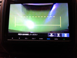 バックカメラの画像です。ガイドラインがスムースな車庫入れをサポートいたします。車庫入れの安心感がアップしますね。