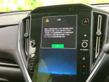 縦型のセンターディスプレイを中心に、音量や選局などのボタンが左右に配置されています。機能をまとめて確認しやすく、日常の移動中も画面を見ながら扱いやすい構成です。
