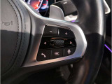 運転中にもオーディオの音量やFMの切り替えなどステアリングでの操作で切り替え可能なため、ステアリングから手を放す必要がない為、運転中でも操作が簡単でございます。