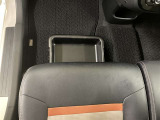 シート下には荷物の収納に便利なシートアンダ-トレイ装備!