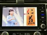 停車中にテレビ番組を視聴できる画面を備えています。映像と文字情報が画面内に表示され、車内での待ち時間を過ごす際にも活用できる装備です。