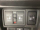 両側電動スライドドアは運転席から操作ができるよう、操作スイッチが付いています。その横にはヘットライトリベライザーのスイッチがついています。道路状況や積荷の加重に応じてライトの高さを調節できます。