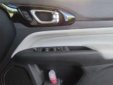 運転席ドア操作部使用感なく綺麗な状態です。
