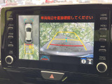 後方の映像に加えて車両周辺の様子も画面で確認でき、駐車時の安全確認をサポートします。目安となるガイド線も表示されるため、狭い場所でのバック操作にも便利です。