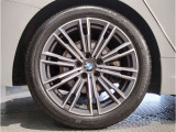 BMWの純正アロイホイールは軽量かつ強度にも優れているホイールで走行性能を引き上げる設計になっております。足元にもBMWは妥協がなくこだわっている個所になります。