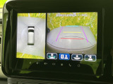 車両周辺の映像を複数の表示で確認でき、駐車時の周囲確認をサポートします。画面上のガイド表示も参考にしながら、目視と併せて安全確認にお役立てください。