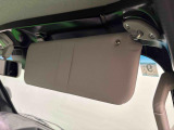 運転席(チケットフォルダー付き)・助手席サンバイザー。眩しい日差しをシャットアウト!