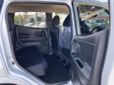 車内クリーニングと外装の磨きをしてあります。後席フロア部は段差が無いので足元の窮屈さを感じません。
