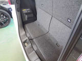 荷室の奥行きや高さが分かるよう撮影しています。