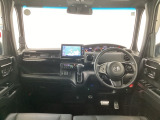 【前方視界】開放的な前方視界!運転がしやすく疲れにくいです♪窓が大きく、見通しがとっても良いおクルマですよ♪