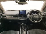 車内は光触媒抗菌消臭施工済です。スタイリッシュなデザインでスポーティなインパネ周りを演出します。グローブボックスやカップホルダーのほかにトレーなどたくさんの収納スペースが付いています。