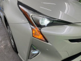 【LEDヘッドライト】悪天候や夜間走行時も良好な視界を確保し安心して運転できる高輝度LEDヘッドライトを装備!点灯速度が早く、消費電力も抑えられています。