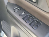 運転席の窓操作部分です。スイッチでミラーや窓の開閉が電動で行えます。