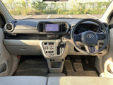 運転席まわりは前方の視界が広く、メーターや画面も目に入りやすい配置です。明るい色合いの内装とゆとりある座席で、毎日の移動も落ち着いて過ごせます。