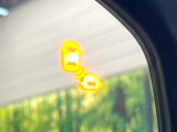 【ブラインドスポットインフォメーション】走行中、ドアミラーの死角になりやすい箇所に後続車が接近するとサイドミラー付近に警告を表示、ドライバーに注意喚起をしてくれます。