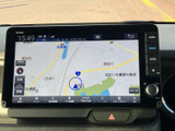 地図上に現在地や周辺の道路、施設名が表示され、目的地までの道順を確認する際に役立ちます。画面内の表示が見やすく、行き先の把握をサポートします。