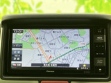 現在地周辺の道路や地名が地図上に表示され、縮尺や案内情報も確認できます。見慣れない場所へのお出かけでも、目的地までのルートを把握する際に役立ちます。