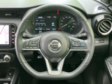 ステアリングには複数のスイッチが配置され、運転姿勢を大きく変えずに各種機能へアクセスしやすい設計です。メーターやナビを確認しながら、手元で操作を行える点も便利です。
