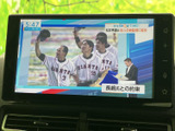 ニュース番組を表示できる画面を備えており、停車時にテレビや映像を視聴したい場面で活用できます。画面が見やすく、日常の待ち時間にも役立つ装備です。