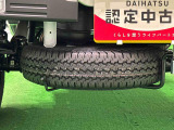 様々な現場で活躍するため,もしもの時の為にスペアタイヤが荷台下に収納されています