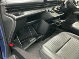 【グローブボックス】車検証や保険証、保険関連書類、整備用グローブなどの必要書類・小物を、助手席から運転席へすぐに取り出せる場所に整理して保管できます。車内の小物整理に役立ちます!