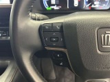 運転中、オーディオの操作をしてて、ハッとしたことはありませんか?ステアリングスイッチは、運転中でもハンドルでオーディオの操作が可能です。安全なドライブをサポートします。