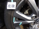 アルミホイールに多少のガリ傷が確認されますが、走行性能や機能面に支障はありません。足元を引き締めるスポーティなデザインと軽量性を兼ね備えており、日常の移動からドライブまで幅広く活躍する装備です。