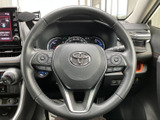 各種スイッチを備えたステアリングで、運転姿勢を保ちながら手元の操作がしやすい配置です。メーターや周辺の操作部にも目を配りやすく、日常使いに便利です。