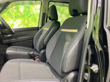 前席は身体を預けやすい形状で、運転席と助手席ともに落ち着いて座れる空間です。大きな窓から周囲を見渡しやすく、乗り降りの際もゆとりを感じられる室内です。
