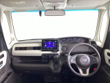 運転席は、大きな座面と包み込むような背もたれがドライバーの身体全体をしっかり支えます。上質なシート素材と座り心地のよいクッションを採用し、長時間の運転やコーナーの多い道も快適です